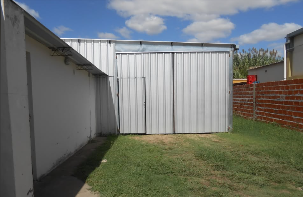 Casa de 4 ambientes + Local + Galpón