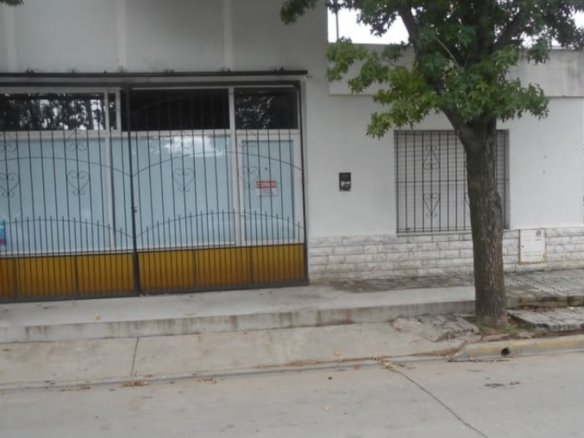 Casa de 4 ambientes + Local + Galpón