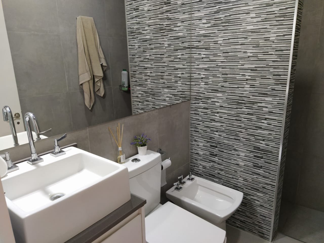 Casa familiar con amplios espacios y excelente distribución