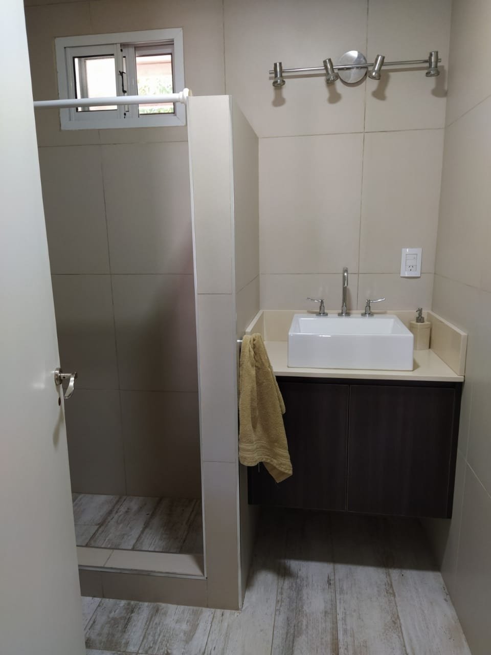 Casa familiar con amplios espacios y excelente distribución